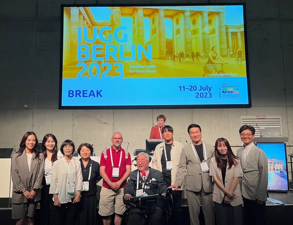 인천시와 인천관광공사, 한국관광공사는 7월19일 IUGG 한국위원회와 함께 국내 최초로 &lsquo;2027 국제측지학 및 지구물리학 연맹 총회(IUGG : International Union of Geodesy and Geophysics General Assembly)&rsquo; 유치에 성공했다고 밝혔다. 사진은 IUGG 한국위원회 이상묵 위원장, 한국천문연구원 곽영실 박사, 인천관광공사 김태현 팀장, 엠더블유네트웍스 성민욱 대표 등. (사진=인천관광공사)&nbsp;