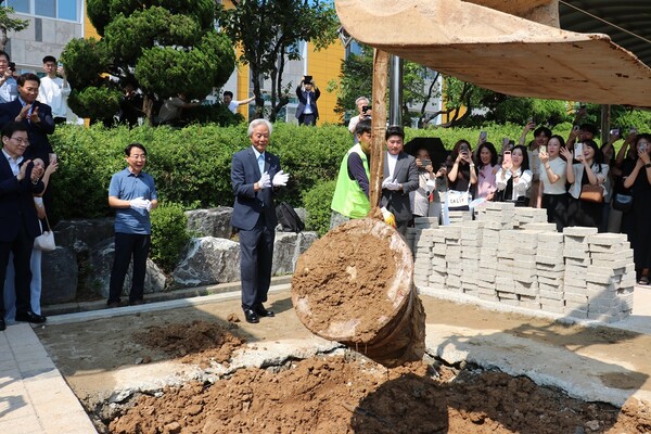 7월19일 오후 3시 인천 선학초등학교 운동장에서 20년 전에 재학생들의 타임캡슐이 개봉됐다. (사진=조태근 기자)