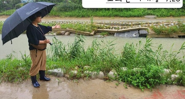 이애형 경기도의원이 일요일인 23일 폭우속에 수원시민들의 안전을 위해 몸소 수원천변 현장에 나가 축대 등 하천 시설물들의 안전 유무를 직접 확인하고 있다. (사진=이애형 의원 페이스북)