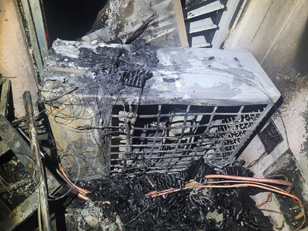 8월1일 한밥 중에 발생한 수원기 장안동 한 아파트 에어컨 실외기 화재 현장. (사진=경기소방본부)