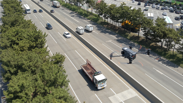 한국도로공사 수도권본부는 8월 하계휴가철을 맞아 드론을 활용한 교통법규위반차량에 대한 집중단속을 실시할 계획이다.(사진=한국도로공사)
