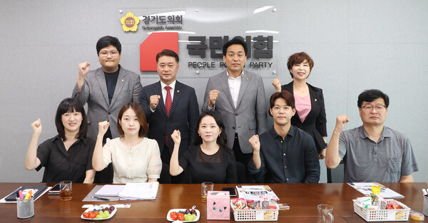 김정호 경기도의회 국민의힘 대표의원과 이은주 기획수석, 오창준 청년부대표, 정경자 의원은 3일 송수연 위원장을 비롯한 경기교사노조 관계자들과 정담회를 갖고 다양한 교권 침해 사례와 대응 조치를 두고 의견을 나눴다.(사진=경기도의회)