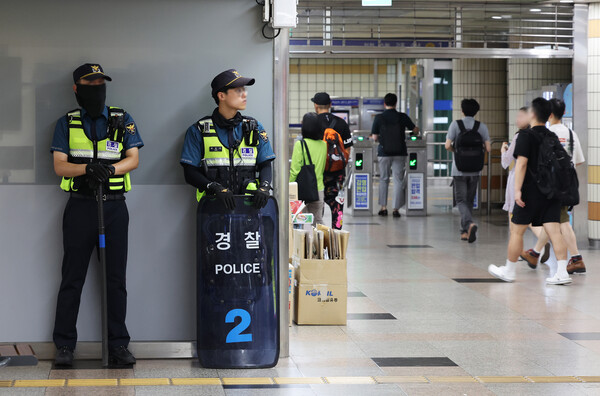 4일 오전 경기도 성남시 분당구 서현역 주변에 경찰이 배치돼 있다.