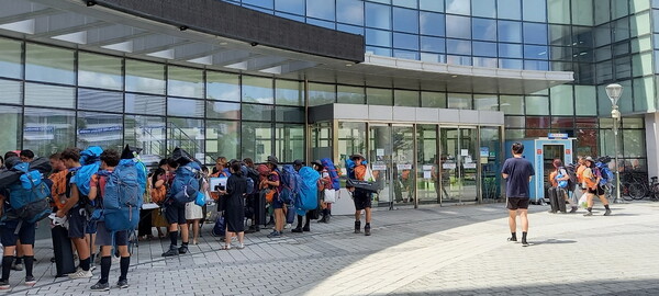 8월8일 오후 인천대학교 송도캠퍼스에 2023 새만금 세계스카우트 잼버리에서 조기 퇴영한 참가자들이 도착해 기숙사로 이동하고 있다. (사진=인천대)