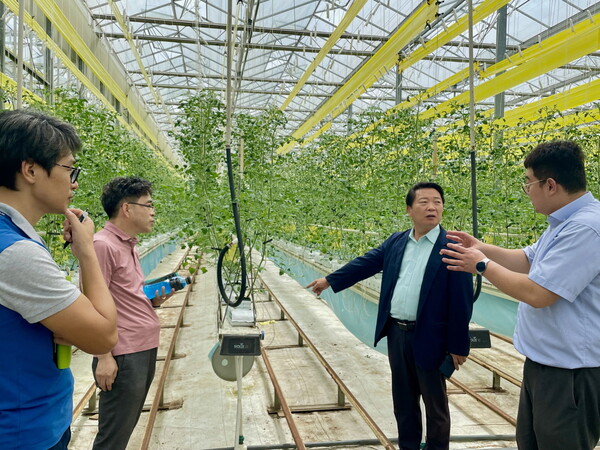 방성환 도의원이 9일 경기도 화성시 일대 스마트팜을 방문해 3세대 스마트농업 지원 방향에 대한 의견을 청취했다.(사진=경기도의회)
