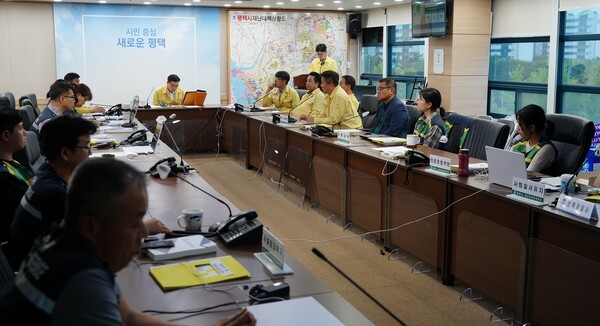 평택시의회는 지난 8월10일 태풍의 접근으로 비상근무 중인 평택시 직원들을 격려하기 위해 평택시청 재난안전상황실을 방문했다. (사진=신동훈 기자)