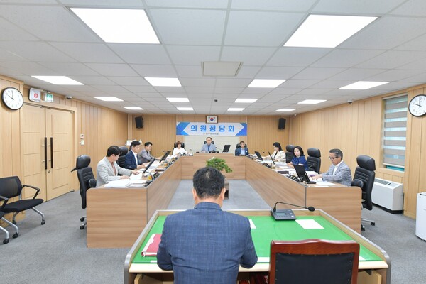 동두천시의회는 8월11일 의원회의실에서 ‘8월 중 동두천시의회 의원정담회’를 개최했다. (사진=동두천시의회)