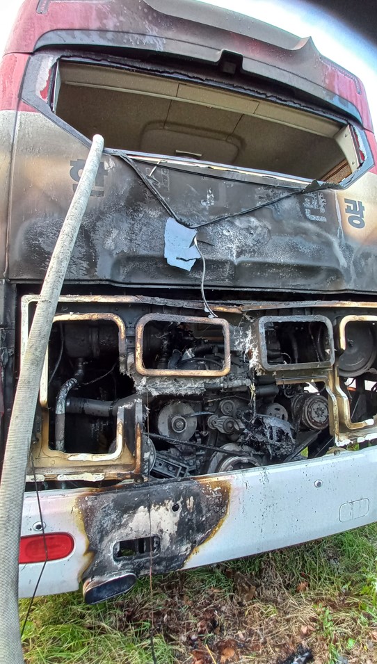8월12일 오후 5시38분께 과천시 과천동 공영주차장에서 주차 중인 대형버스에서 불이 나 버스 엔진룸 일부분이 불에 탔다. (사진=과천소방서)