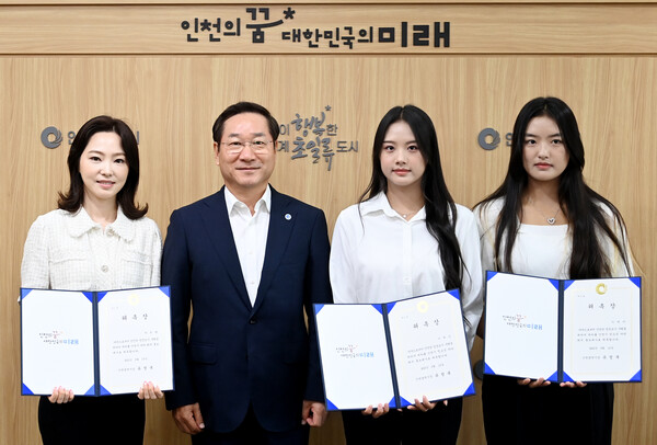 유정복 인천광역시장이 16일 시청 접견실에서 인천시 청소년 마약퇴치 홍보대사에게 위촉장을 수여한 뒤 기념촬영을 하고 있다. 왼쪽부터 차유람(전 당수선수), 유정복 인천시장, 이재시(인플루언서), 이재아(테니스선수) (사진=인천시)