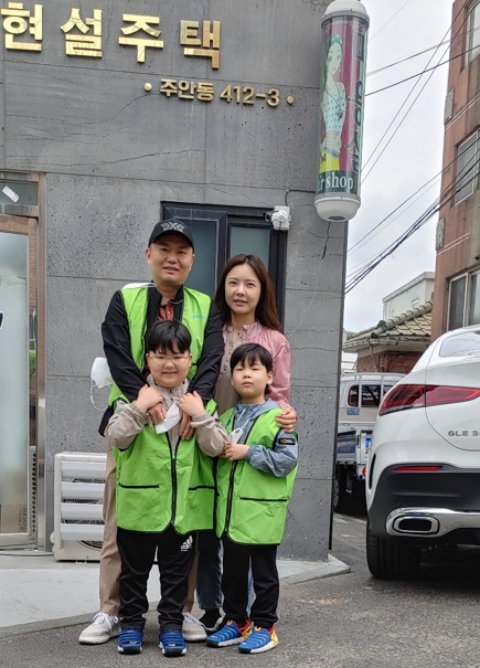 독거 노인들을 위해 봉사활동에 동참한 신경진 소미회 봉사회원과 두 아들. (사진=유동수 기자)