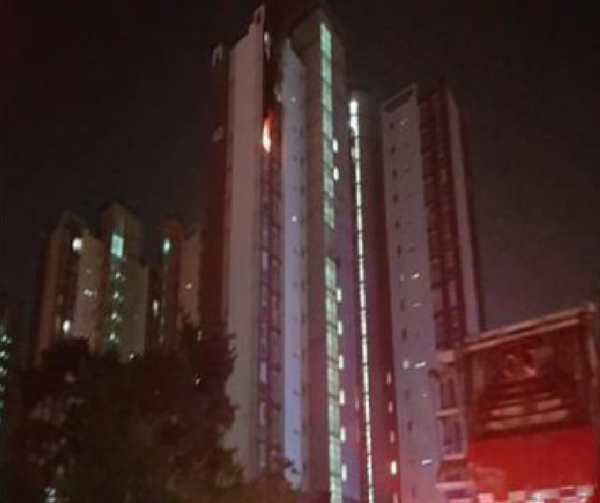 8월20일 밤 10시58분께 평택시 장안동에 위치한 아파트 14층 에어컨 실외기서 불이나 주민 60명이 하는 소동이 발생했다. (사진=평택소방서)
