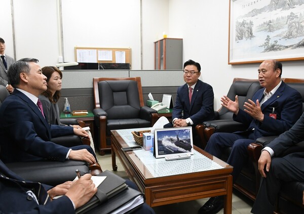 지난 6월20일, 박형덕 동두천시장이 이종섭 국방부 장관을 만나 기약없는 미군공여지 반환에 대한 사항을 건의하고 있다. (사진=동두천시)