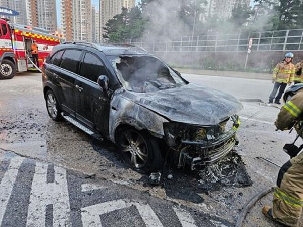 8월27일 오전 5시40분께 의정부 민락동 한 도로에서 주행 중인 차량에서 불이 나는 사고가 발생했다. (사잔=의정부소방서)