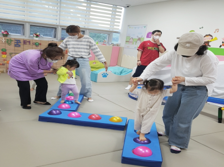 인천시가 운영하고 있는 영유아 전용 놀이공간 ‘아이사랑꿈터’ 이용 사진