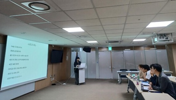 경기도의회 더불어민주당 청년지원단이 29일 경기도의회 중회의실1에서 황희두 작가의 &nbsp;&lsquo;온라인 전투의 기술&rsquo; 이라는 주제로 강의를 펼쳤다.(사진=경기도의회)