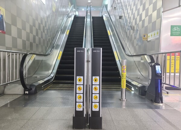 인천교통공사는 &ldquo;보다 안전하고 품질이 우수한 국산 안전디딤판을 시범 설치하여 한국승강기안전공단으로부터 품질안전진단을 받아 8월28일자로 성능검증 적합 판정을 받았다&rdquo;고 전해왔다. (사진=인천교통공사)