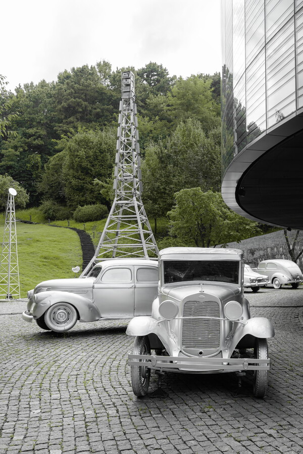 백남준은 &#39;트랜스미션 타워&#39;를 뉴욕과 시드니에서 &#39;20세기를 위한 32대의 자동차: 모차르트의 진혼곡을 조용히 연주하라&#39;(1997)와 함께 설치했다.&nbsp;(사진=백남준아트센터)