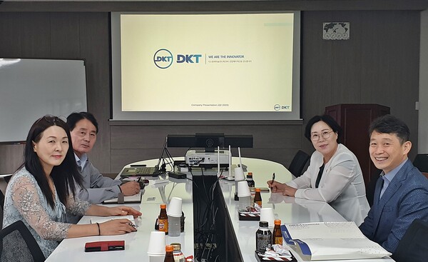 서현옥 도의원은 8월30일 김대삼 대표이사((주)디케이티) 등이 참석한 가운데 기업의 애로사항을 파악하고 대안을 모색하기 위해 평택시 반도체 제조 기업을 방문해 관계자들의 의견을 청취했다. (사진=경기도의회)