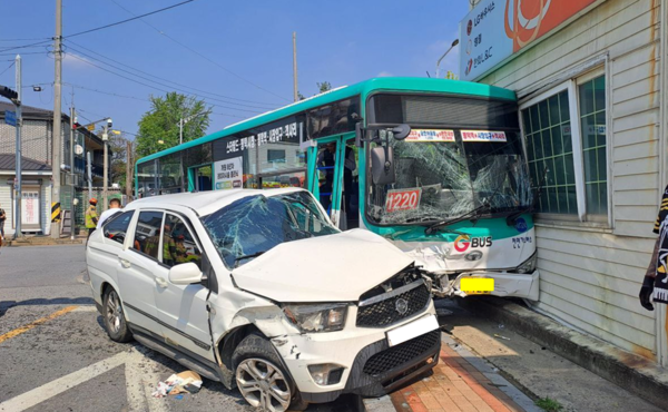 9월1일 오후 2시4분께 팽성읍 송화리 안정리사거리 인근에서 코란도 차량과 1220번 시내버스가 1차 충돌한 뒤 그랜처 차량이 2차로 충돌하는 사고가 발생했다. 사진은 3중 충돌 사고현장