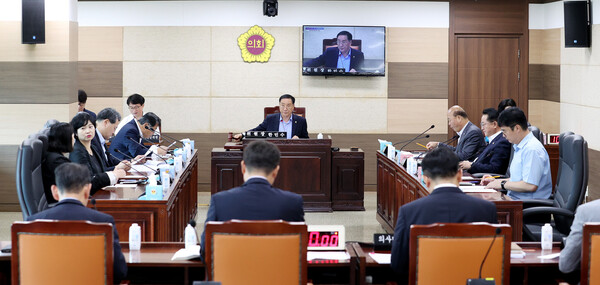 인천시의회 의회운영위원회(위원장 한민수)는 9월5일 열린 &lsquo;제289회 임시회&rsquo; 중 제1차 의회운영위원회 회의에서&nbsp;지방의회의 인사청문회 실효성 확보를 위한 지방자치법 개정 촉구 건의안을 채택했다. (사진=인천시의회)