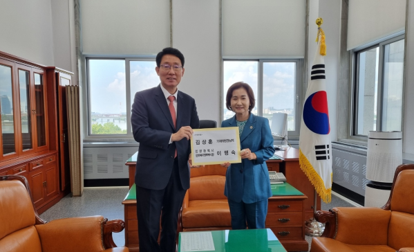 이행숙 인천시 문화복지정무부시장(정무부시장)은 9월5일 김상훈(사진 왼쪽) 기획재정위원장, 유동수(더불어민주당) 기재위 간사, 배준영&middot;윤영석(국민의힘) 국회의원실을 방문해 국비 반영 등을 건의했다. (사진=인천시)
