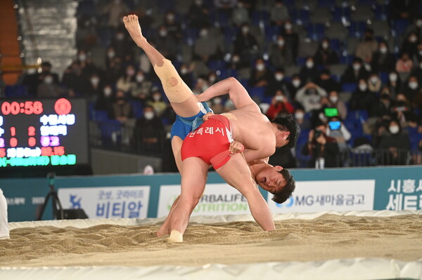 사진)수원에서 열린 2022 설날장사씨름대회 결승에서 경기를 하고 있는 임태혁 선수 모습.