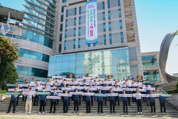 인천교통공사는 9월6일 김성완 사장과 인천교통공사노동조합 김현기 위원장을 포함한 공사 간부 사원 58명과 조합간부 40명이 공사 본관 앞에서 홍보 피켓을 손에 들고 APEC 인천 유치 노ㆍ사공동 지지를 선언하며, 유치를 위한 협력을 다짐했다. (사진=인천교통공사)