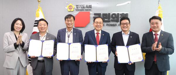 경기도의회 국민의힘 김정호 대표의원은 5일부터 청년부대표단과 소통협력수석단, 정무수석단에 참여하게 된 부대표들에 임명장을 수여하고 있다. (사진=경기도의회)