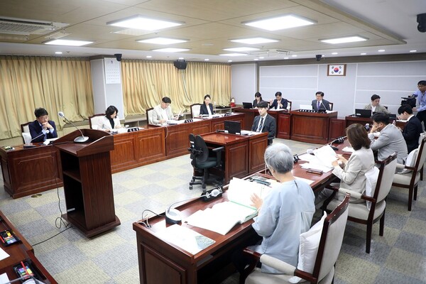 수원시의회 복지안전위원회은 9월7일 제377회 임시회에서 조례안 등 15건의 안건을 심사했다. (사진=수원시의회)