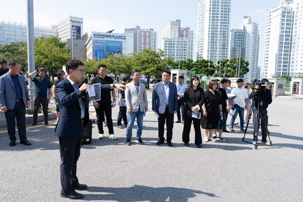 인천시의회 행정안전위원회는 9월11일 옛 선인재단 부지 일원의 학생 통학로 안전 환경을 조성하기 위해 현장 방문을 실시했다. (사진=인천시의회)