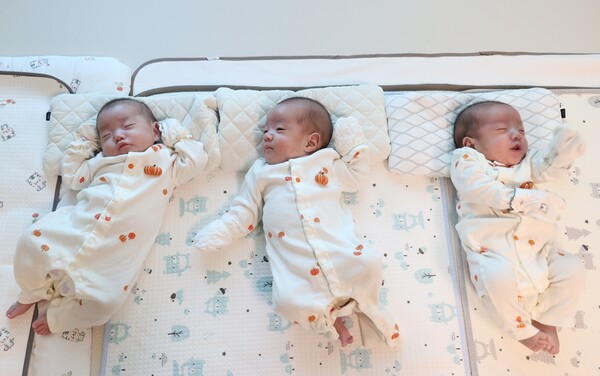 지난 5월 안양시 호계동에서 태어난 세 쌍둥이들이 건강하게 자라고 있다. 최대호 안양시장은 9월11일 오후 세쌍둥이 부모를 찾아 축하 인사를 전했다. (사진=안양시)