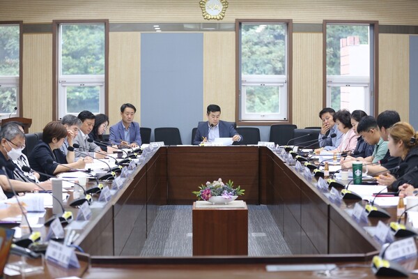 평택시의회 김산수 의원은 9월13일 시의회 3층 간담회장에서 &lsquo;공익활동가와의 간담회&rsquo;를 개최했다. (사진=평택시의회)