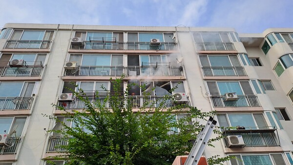 9월19일 오후 1시13분께 평택시 합정동의 아파트에서 불이 나 발코니로 대피한 여성 1명이 구조됐다. (사진=경기소방본부)