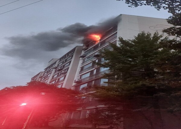 9월25일 새벽 5시56시께&nbsp;안산시 상록구 사동 아파트 8층 발코니 김치냉장고에서 불이나 주민 50명이 대피하는 소동이 일어났다. (사진=안산소방서)