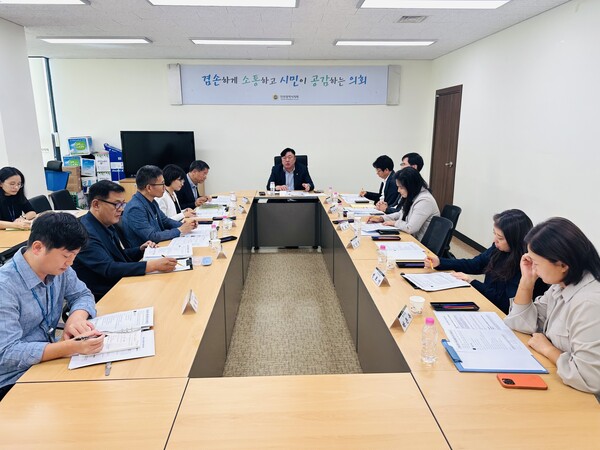 인천시의회 교육위원회는 9월25일 교육위원회 세미나실에서 신충식 위원장을 비롯해 시교육청 및 상수도사업본부 관계자, 학부모 등이 참석한 가운데 &lsquo;학교 내 맑은 수돗물 공급을 위한 간담회&rsquo;를 개최했다. (사진=인천시의회)