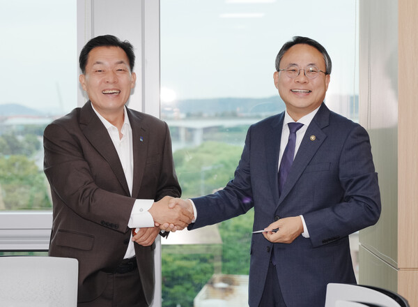 이재준 시장은 9월25일 국회소통관 내 회의실에서 고기동 차관과 간담회를 열고&nbsp;&ldquo;과밀억제권역 법인에 부과되는 취득세 중과세가 완화될 수 있도록 지원해 달라&rdquo;고 건의했다. (사진=수원시)