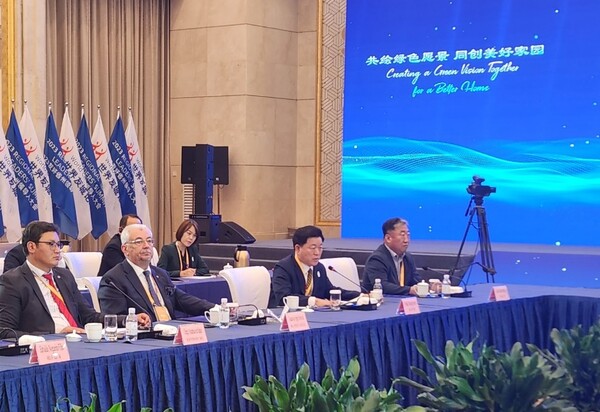박승원 광명시장이 상호결연도시인 중국 랴오청시를 방문해 우호협력관계를 강화하고, 산둥성도인 지난시에서 열린 국제포럼에 참석해 광명시의 탄소중립 정책을 소개했다. (사진=광명시)