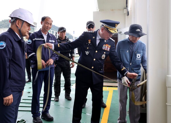 9월26일 김종욱 해양경찰청장이 통영 여객선 안전시설을 현장점검하고 있다. (사진=해경)