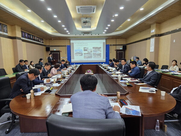 평택시는 10월4일 평택시의회 간담회에서 대한무역투자진흥공사(KOTRA)와 공동으로 중소기업의 디지털 무역 수출지원을 위한 디지털 무역종합지원센터 구축 계획을 사전 설명했다. (사진=평택시)