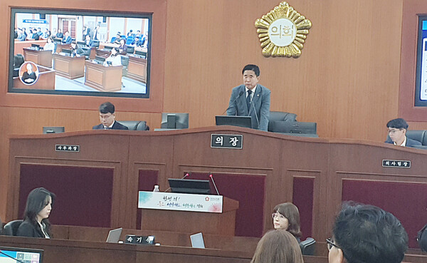 성길용 오산시의회 의장이 4일 열린 임시회에서 정회를 선포하고 있다. (사진=김희열 기자)