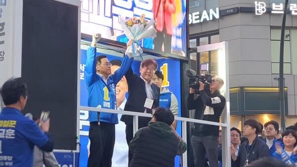 이재명 10월 9일 민주당 대표가 진교훈 보궐선거 후보와 함께 서울 발산역 인근에서 지원 유세활동을 하고 있다.
