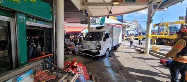 10월12일 오후 12시15분께 성남시 모란시장에서 1톤 트럭이 인도와 상가로 돌진해 50대 운전자 포함 8명이 다쳤다. (사진=성남소방서)