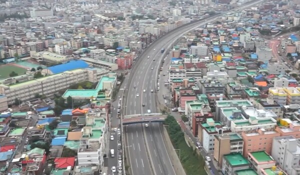 정부가 예비타당성조사를 진행하고 있는&lsquo;인천~서울 지하고속도로&rsquo;(경인고속도로 지하화 구간)의 통행료가 1700원으로 산정된 것으로 확인된 가운데&nbsp;이 도로를 중심으로 각각 연결되는 신월 여의지하도로, 제3연륙교를 이용해 인천공항에서 서울까지 진입할 경우 6300원의 통행료를 부담해야 할 것으로 보인다. (사진=일간경기DB)