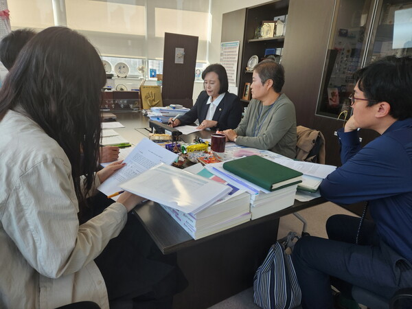 정윤경 도의원은 17일 도의회 의원실에서 경기도 피해 이주여성 상담소 설치를 위한 정담회를 갖고 경기도에 거주하는 이주여성 중 가정폭력 등으로 인해 피해를 받고 있는 이주여성의 지원을 위한 다양한 의견을 나누었다. (사진=경기도의회) 