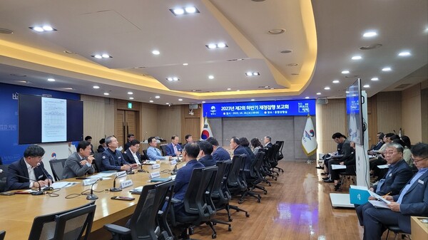 평택시가 10월18일 오전 지역경제 활력 제고를 위해 &lsquo;2023년 하반기 재정집행 추진 보고회&rsquo;를 시청 종합상황실에서 개최했다. (사진=평택시)