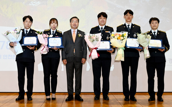 유정복 인천시장이 10월18일 인천경찰청에서 열린 제78회 경찰의 날 기념식에 참석해&nbsp;인천경찰청 백철승 경정 등 14명에게 표창을 수여했다.(사진=인천시)