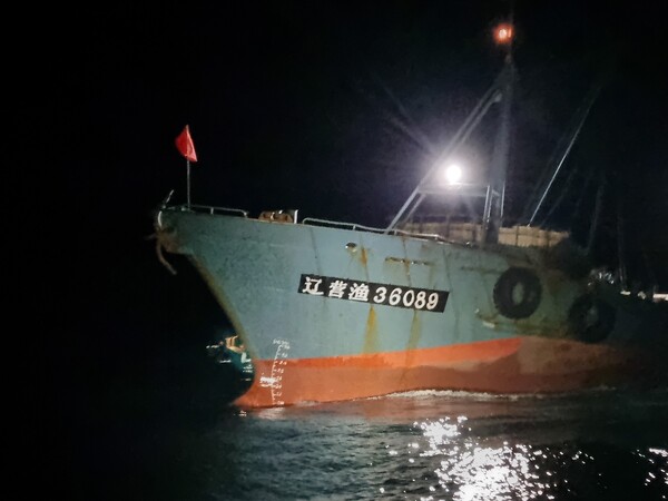 중부지방해양경찰청은 10월17일 오후 7시40분쯤 백령도 인근 해역에서 경제수역어업주권법 위반 혐의로 중국어선 2척을 나포했다. (사진=중부해경)