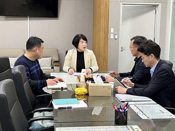 지미연 위원장은 18일부터 24일까지 용인시 지역구(상현 1동, 상현 3동) 소재 초‧중‧고 학교를 방문해 학교관계자들과 학교 주변 안전 현황 등을 점검하고 개선방안을 논의하고 있다. (사진=경기도의회)