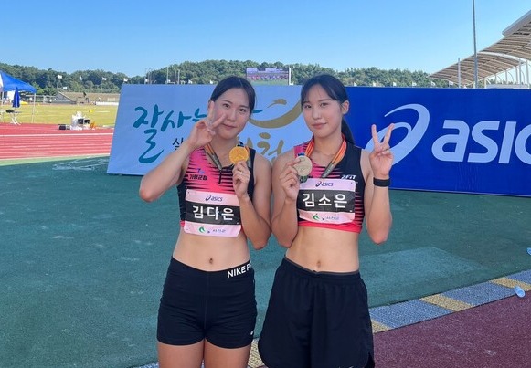 가평군 육상팀 소속 쌍둥이 자매인 김다은(20), 김소은(20)선수가 여자 일반부 400m 계주에서 나란히 금메달을 따내는 영예를 안았다. (사진=가평군)