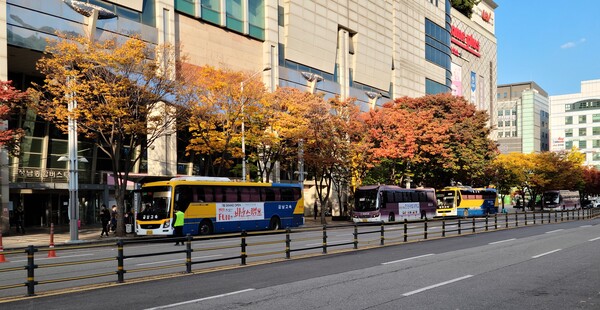 폐업한 성남버스터미널 건물앞  도로에 운영되고 있는 임시버스터미널 승차장. (사진=정연무 기자)